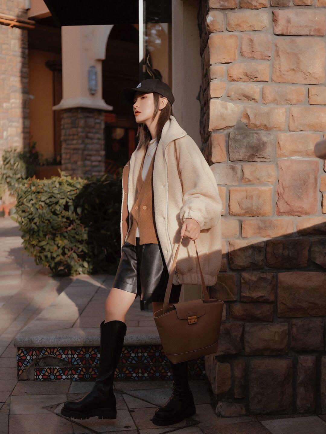 驼色|今年冬季火了种单品,叫“羊羔毛外套”,舒适潮流可以照着穿