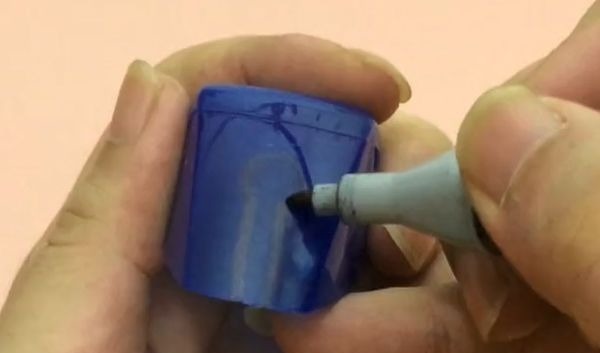 洗发水盖子不要扔，中间剪一剪，放在卫生间，全家人都要抢着用！