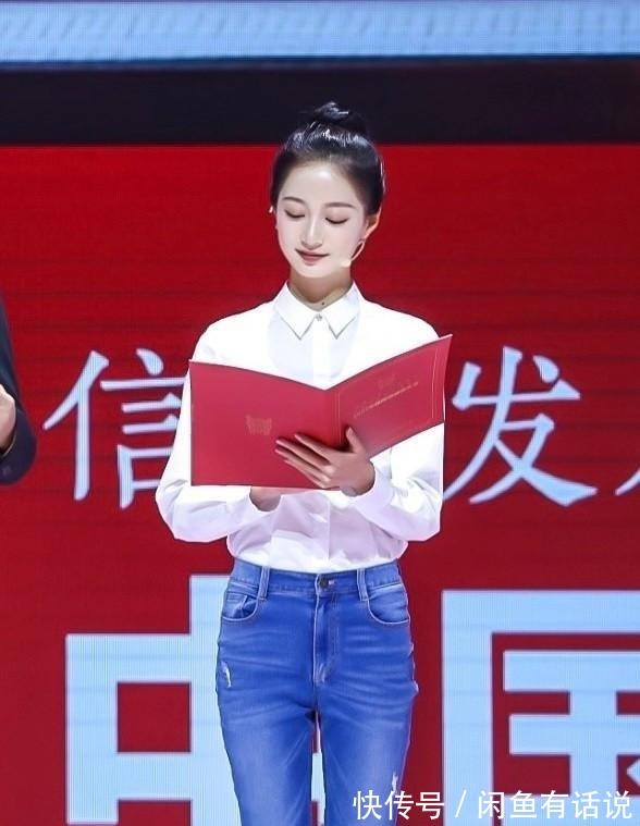 端庄|基础款也高级!“领诵女孩”冯琳穿白衬衫配牛仔裤亮相,美成焦点