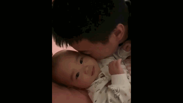 婴儿期的宝宝:爸爸,你得到我的人,也得不到我的心