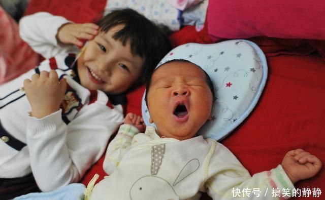 二胎家庭|啥叫“一物降一物”?在老人面前耍赖皮的妹妹,看到姐姐立马怂了