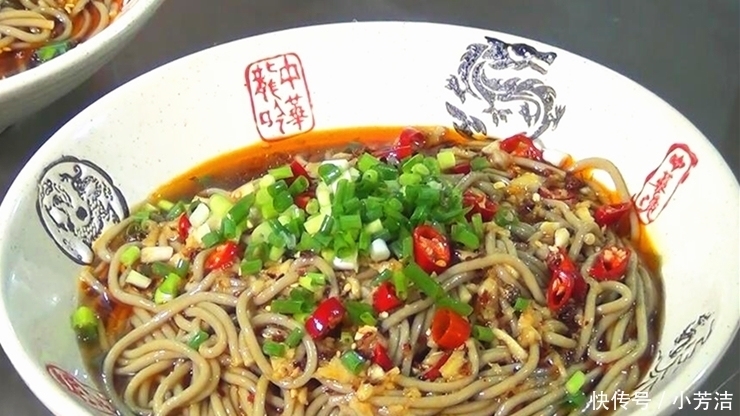 5月这道凉拌菜不能错过:开胃荞面,既能当凉菜也能当主食