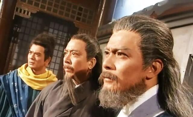乔峰被誉为中原第一人,打谁都是略胜一招,这两人对上他却是完克