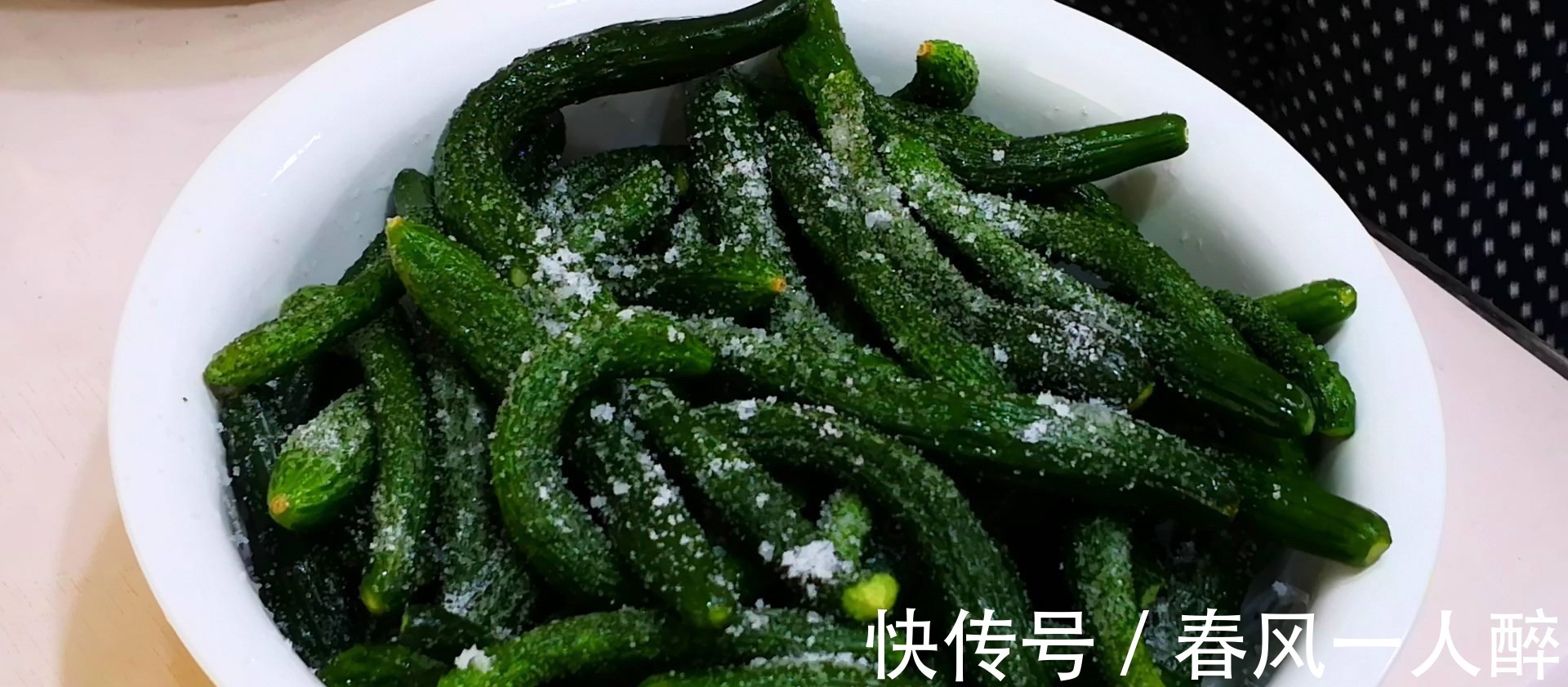 腌黄瓜时,只会加盐就外行了,多加1味调料,又脆又绿格外香!