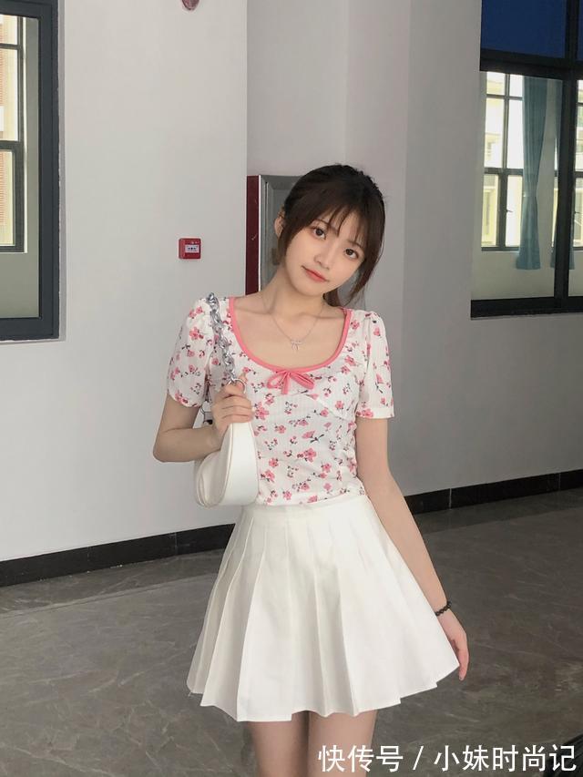 清纯 办公楼里遇见的清纯美女,碎花半袖T恤搭配白色裙子,清新自然