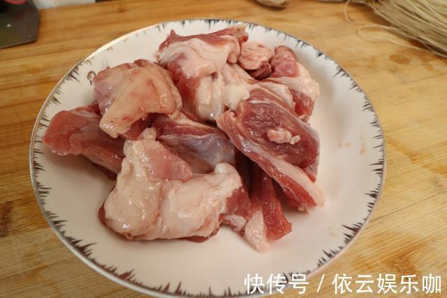 炖羊肉时,记住“3不放”的窍门,羊肉汤浓肉香,无膻味