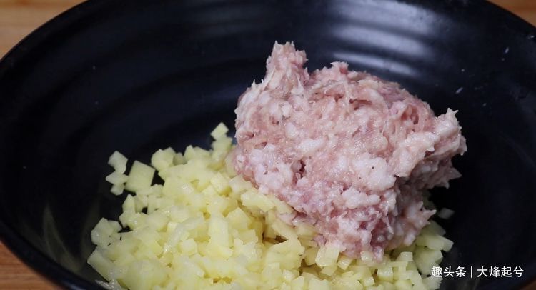 土豆加鸡蛋，我家来客人必做的压轴菜，好吃解馋，客人都说不够吃