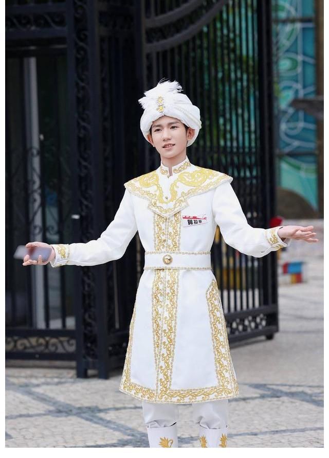 骑自行车|王源骑自行车追NPC,用成语表白女生,谈到父母让粉丝感动