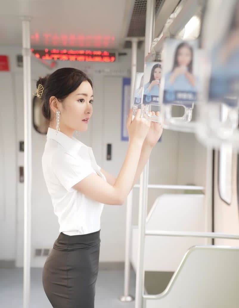 穿搭 地铁中的小姐姐一对流苏的耳饰让平凡的穿搭不再简单, 时尚而优雅