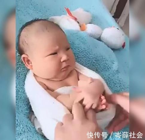 聚德|宝宝“丑萌”满月照火了!紧皱眉头一脸嫌弃,网友笑翻:生无可恋