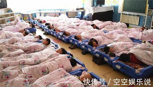 唠嗑|幼儿园俩萌娃午睡前唠嗑,“灵魂对话”笑翻网友不是一个频道