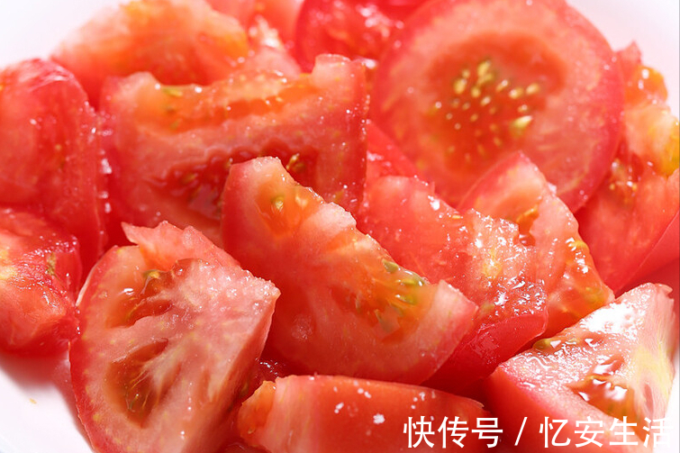 凉拌菜|夏天凉拌西红柿，别只会放糖，大厨教你多加1样，更香甜更多汁