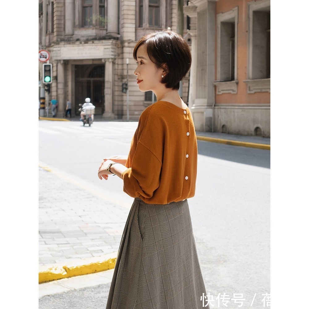 穿搭 今年火了一种穿搭,叫“针织衫+半身裙”,不仅知性而且超有气质