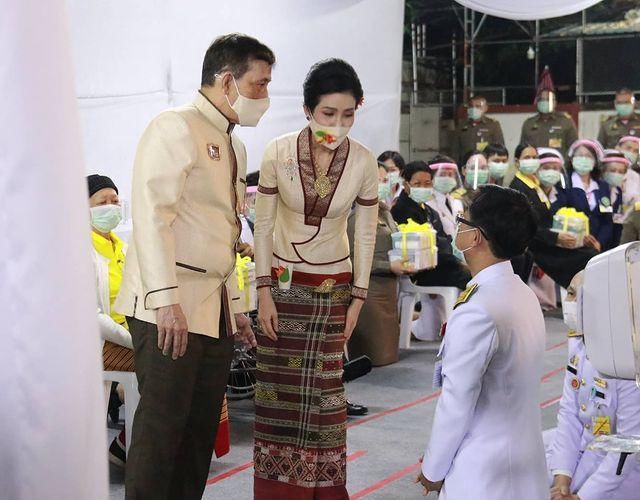 苏提达衣品提升！泰王新出炉的画作更吸睛，贵妃穿蓝裙才是女主人