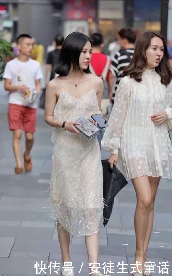 亮点|时尚街拍:短发美女穿薄纱吊带裙,有亮点不止一处!