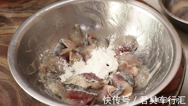 配菜|水煮鱼怎样做更好吃？大厨详细讲解鱼片腌制技巧，鱼肉滑嫩无腥味