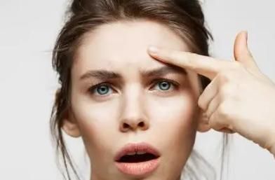 肝脏不健康的人,一般5个表现在脸部,看看自己是吗?