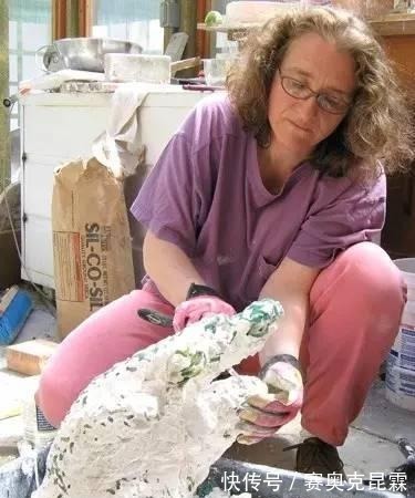 色彩#她是用玻璃雕塑“织毛衣”的第一人,这质感极其逼真!手太牛逼了