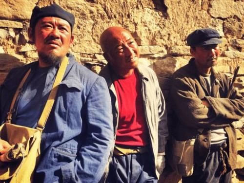 天下霸唱|《云南虫谷》的村民不停给铁三角送盒饭这剧情要看不下去了