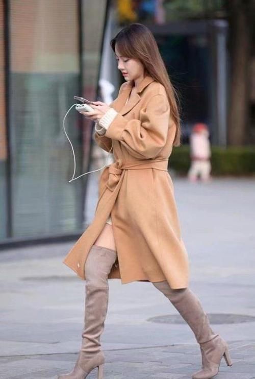 路人街拍：简洁大方的小姐姐，轮廓性感分明，让人心动的感觉