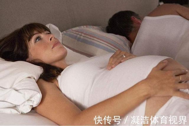 早孕反应|为什么胎儿总在晚上踢妈妈？主要原因有3个，你要学会分辨