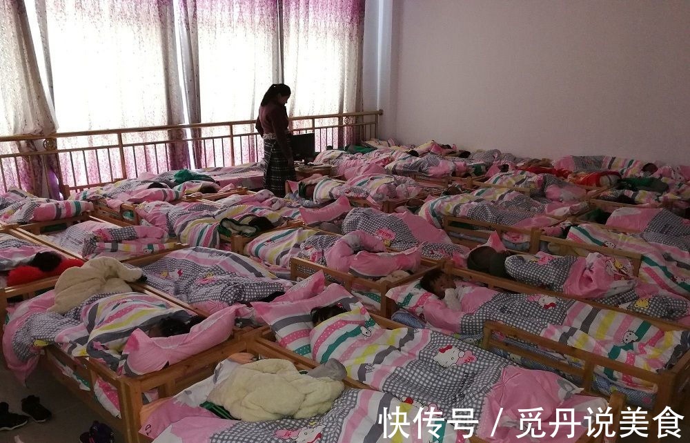 监控|幼儿园开着空调孩子还起了痱子看完监控后,家长们都怒了