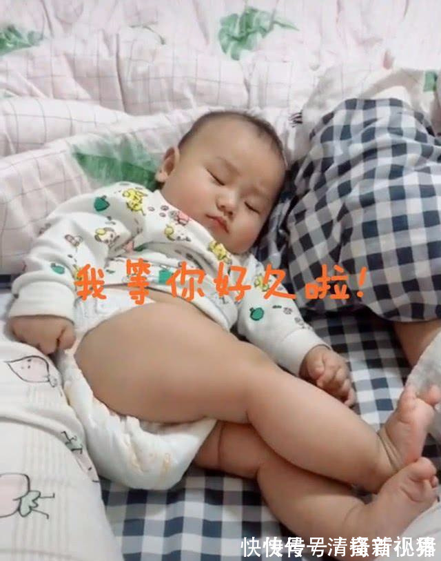 阿朗|萌娃躺床上用“大白腿”撩姐姐火了,网友未来丈母娘来看你啦