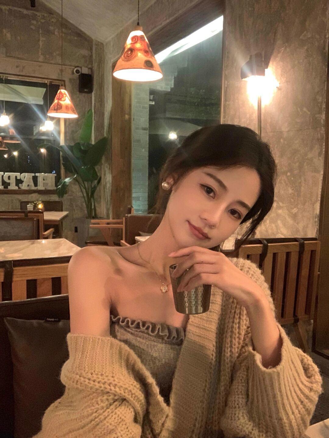 econ|秋季“毛衣”别乱穿,让博主为你演绎它的多种款式,穿出高级感