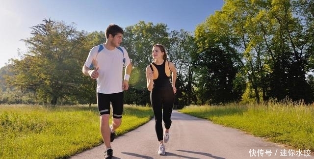 人到中年，睡觉时出现2个“迹象”，或与一件事有关：血液粘稠了