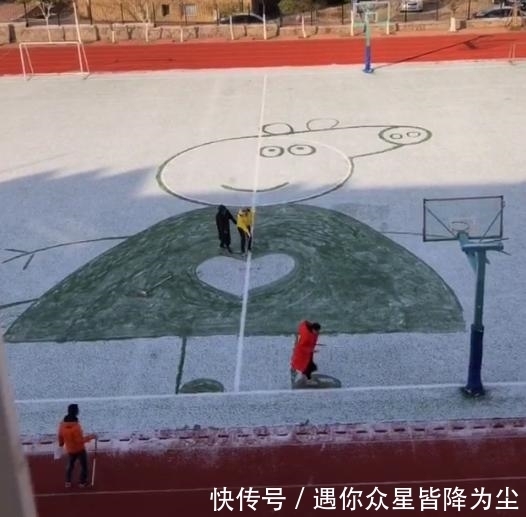 体育老师|上课下雪，体育老师到操场画''佩奇''，网友：体育老师也教美术？