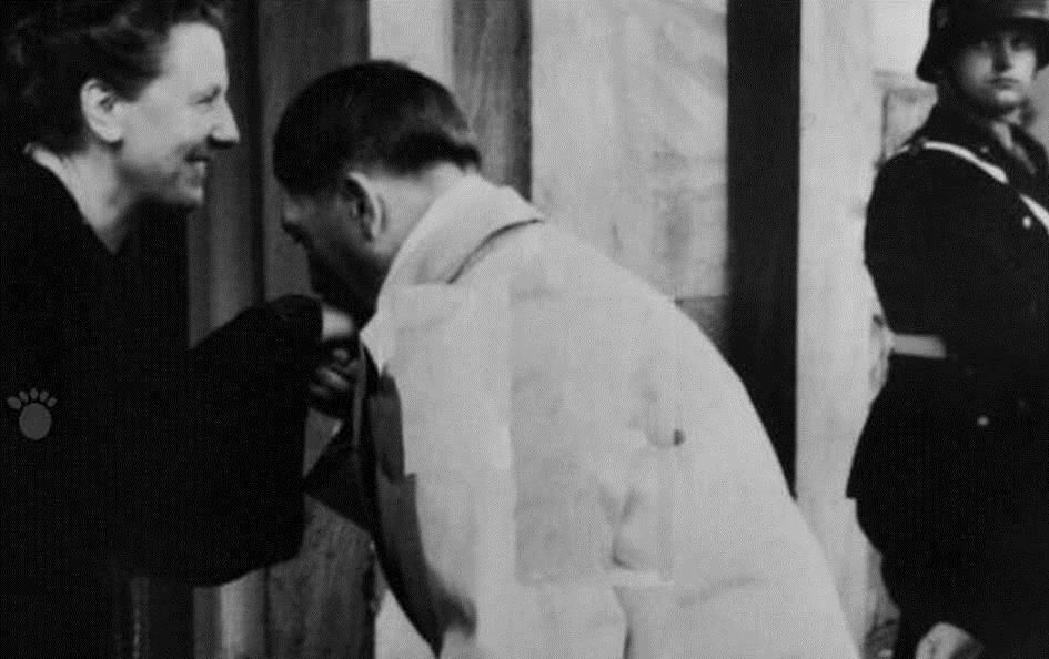 老照片:行吻手礼的希特勒,在罗马击剑的