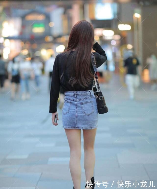 整体造型 牛仔短裙搭配黑色长衫,时髦性感,更显活力