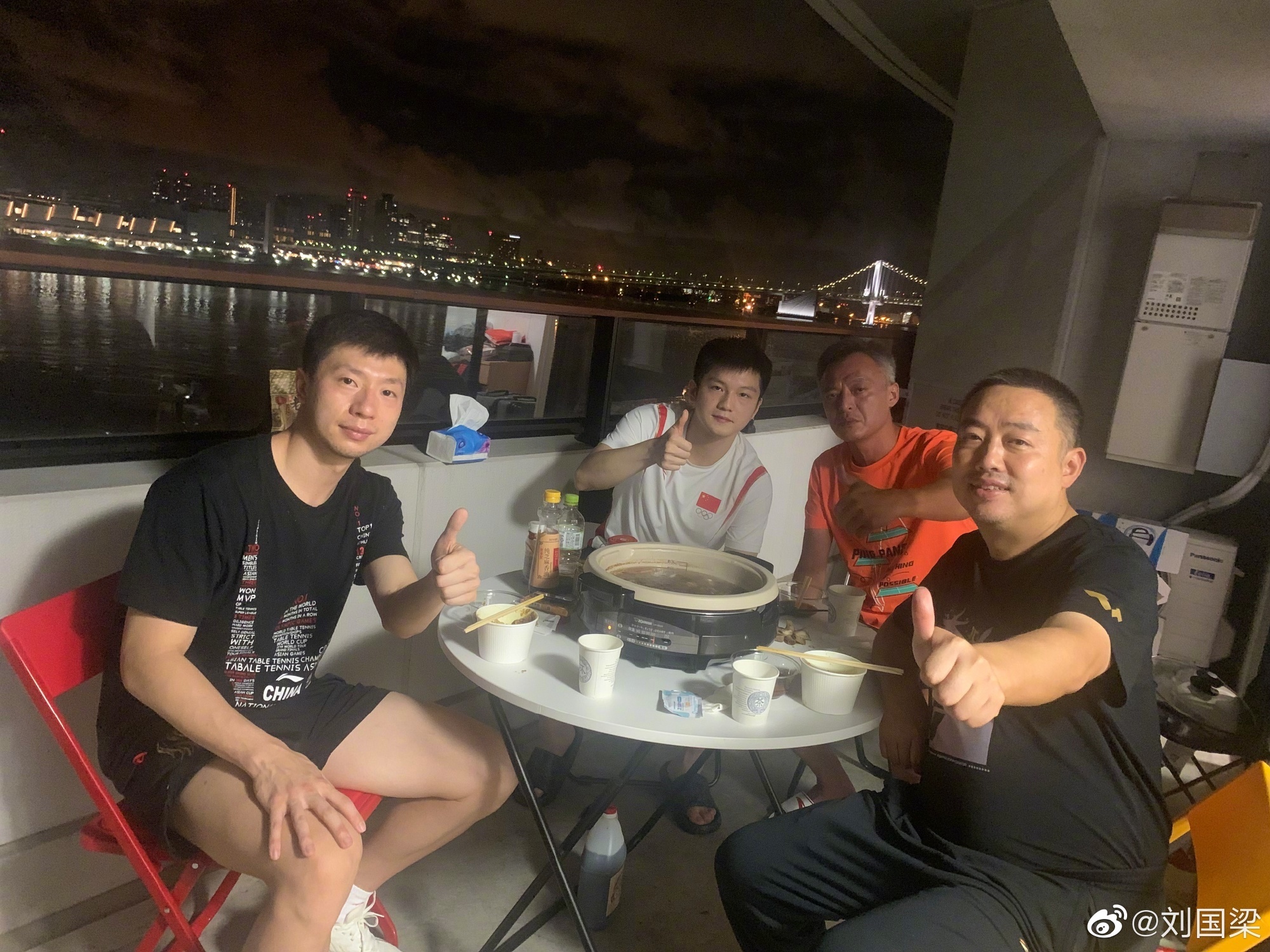世界冠军|刘国梁训话全屋挤满世界冠军,孙颖莎坐小椅子,刘诗雯坐姿霸气