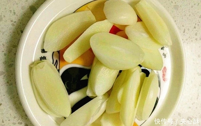 眉毛|大蒜切两片,在眉毛上擦一下,有不为人知的好处,学会受用一生!