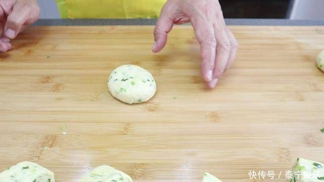 外婆用了40年烙饼做法,柔软多层,凉了不发硬,学会给家人露一手