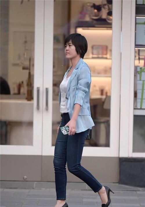 美女|紧身牛仔裤，很多小姐姐喜欢，搭配出来的风格也是千差万别