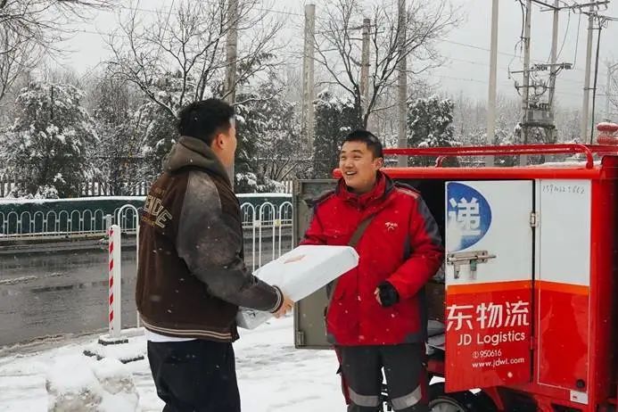 人民币|刘强东刷屏，宣布：全员涨薪两个月！快递员月入过万，网友：东哥我想做你兄弟