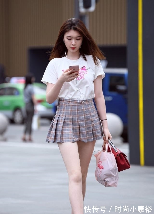 搭配|想要时尚又减龄,选择精致百褶裙,轻松回到“十八岁”