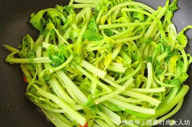 这个菜我见到就会买,搭配2个鸡蛋一起炒,清香脆嫩,非常下饭