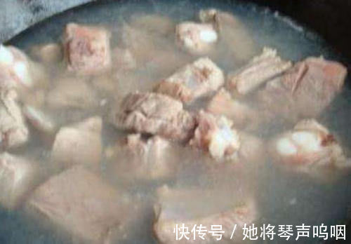 白醋|炖排骨一煮就老？多数人此步易做错，难怪排骨不入味儿也不鲜！