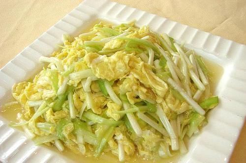 种植韭黄|原来韭黄也能自家种,不用阳光就能呼呼长,割了一茬又一茬