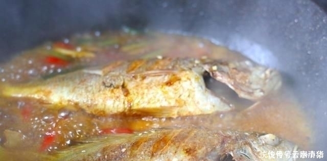 烧鱼时,用料酒还是啤酒大厨透露都不对,加它鱼肉不腥还鲜嫩