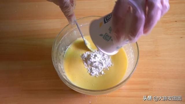 没秤,没打蛋器,没烤箱,如何做出蓬松的无油蛋糕?