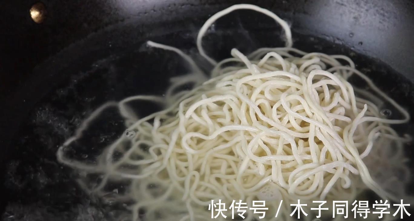 胡萝卜|面条这样做,我家隔三差五做着吃,实在是太香了,营养解馋