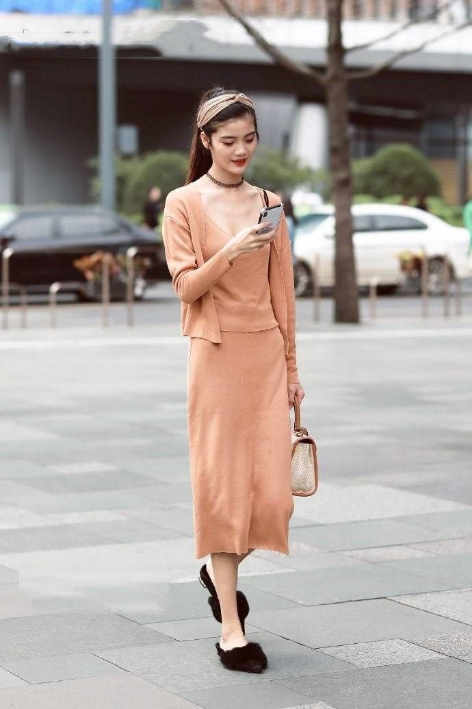 街拍:直发飘飘的小姐姐,十分新颖的打扮,优雅时尚