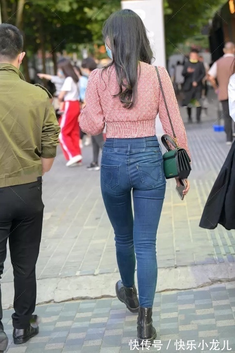 美的温馨|粉色格纹长袖衫搭配牛仔裤,风格简约大方又时髦,美的温馨又显气韵