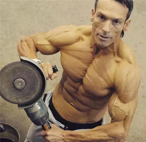 健身|他打破人类极限，健身30年体脂率低至3％，成全球知名“健美猛男”