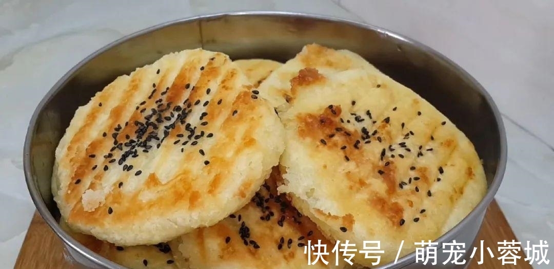 面粉这样做才好吃，加几勺白糖，外皮焦脆又营养，出锅孩子抢着吃