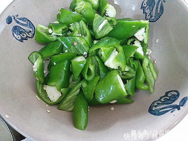 抢手|青椒鸡蛋新吃法,爽脆鲜香入味超下饭,比肉还抢手,全家都爱吃