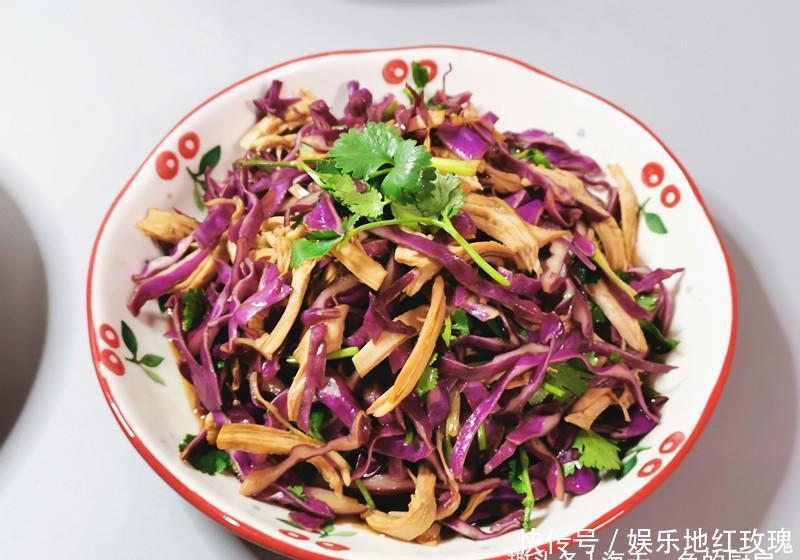 女儿寒假回来加餐,吃饺子搭配3道菜,女儿:还是在家吃饭幸福